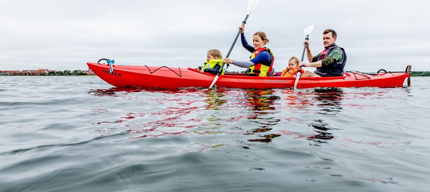 Familie på kajaktur i Limfjorden