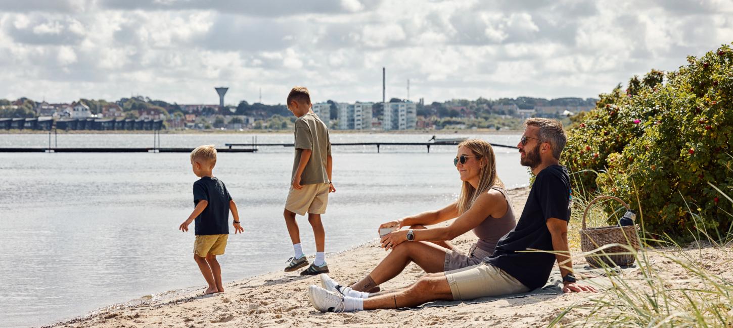 Familie på Bremdal strand ved Struer, Destination Limfjorden