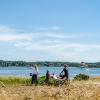 Familie cykeltur på Mors med Limfjorden og Sallingsundbroen i baggrunden