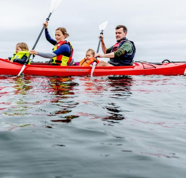 Familie på kajaktur i Limfjorden