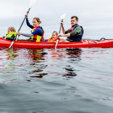 Familie på kajaktur i Limfjorden