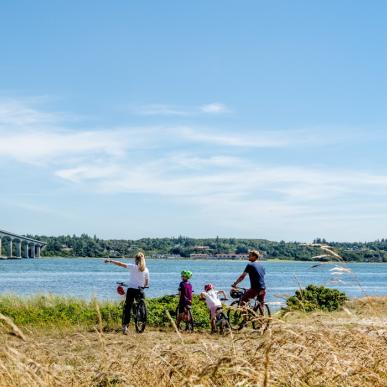 Familie cykeltur på Mors med Limfjorden og Sallingsundbroen i baggrunden