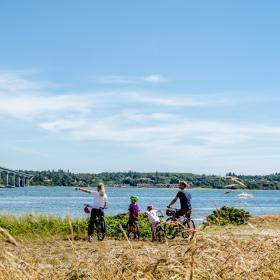 Familie cykeltur på Mors med Limfjorden og Sallingsundbroen i baggrunden